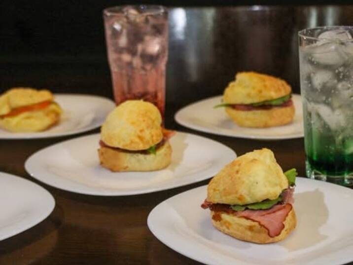 02 Pães de Queijo Recheados + 01 Bebida da Sua Escolha!