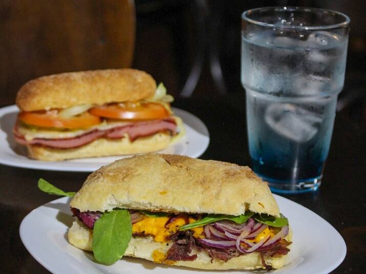 02 Sanduíches da Sua Escolha + 01 Bebida da Sua Escolha!