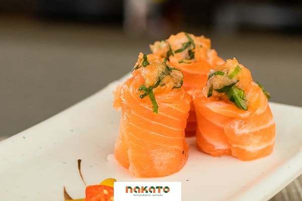 18 Sushi Jhou Salmão com Cream Cheese e Cebolinha