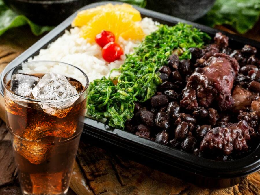 2 pratos de feijoada - Grátis 2 refris