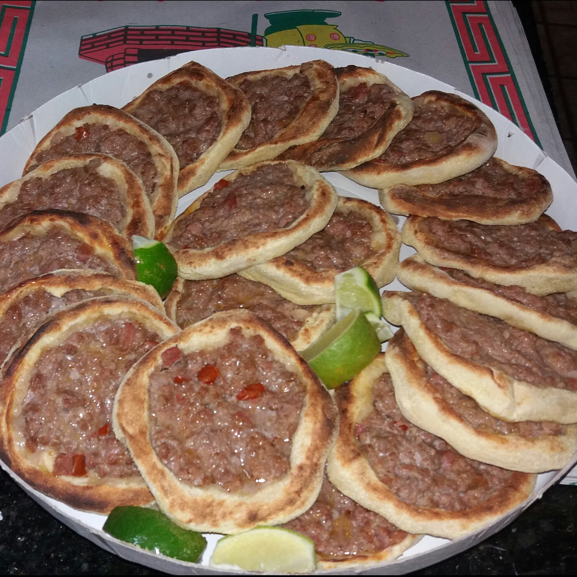 ESFIHA DE CARNE POR R$ 3,00 cada 