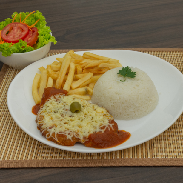 Filé de frango à parmegiana + 3 acompanhamentos