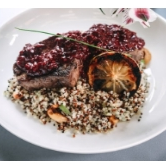 Medalhões de filé mignom ao molho de frutas vermelhas.