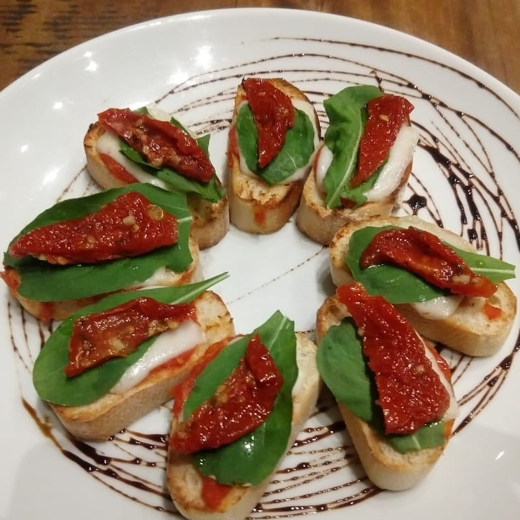 Bruschetta de Tomate Seco com Rúcula