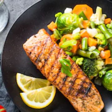 GRELHADO DE SALMÃO COM LEGUMES