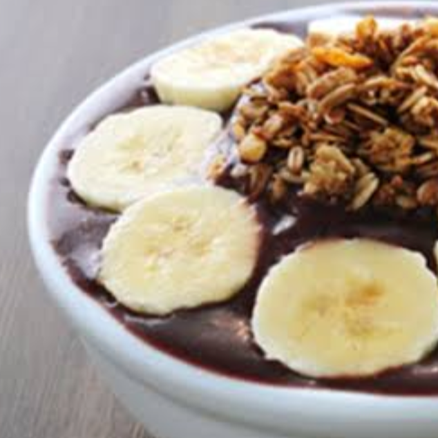 Açaí artesanal com guaraná, banana, granola e leite em pó