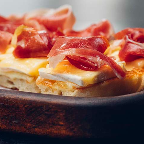 Bruschetta de parma e brie