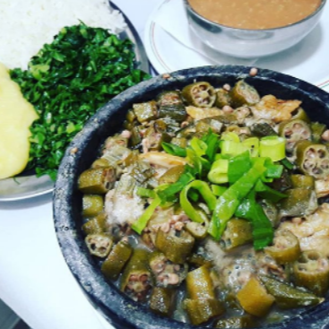 COSTELINHA OU FRANGO COM QUIABO: ARROZ, FEIJÃO, ANGU E COUVE