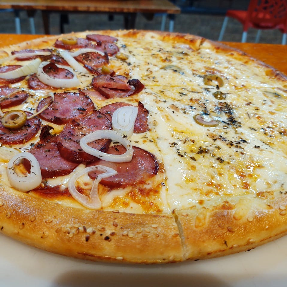 Pizza Grande + Refri 1L (02 Sabores)