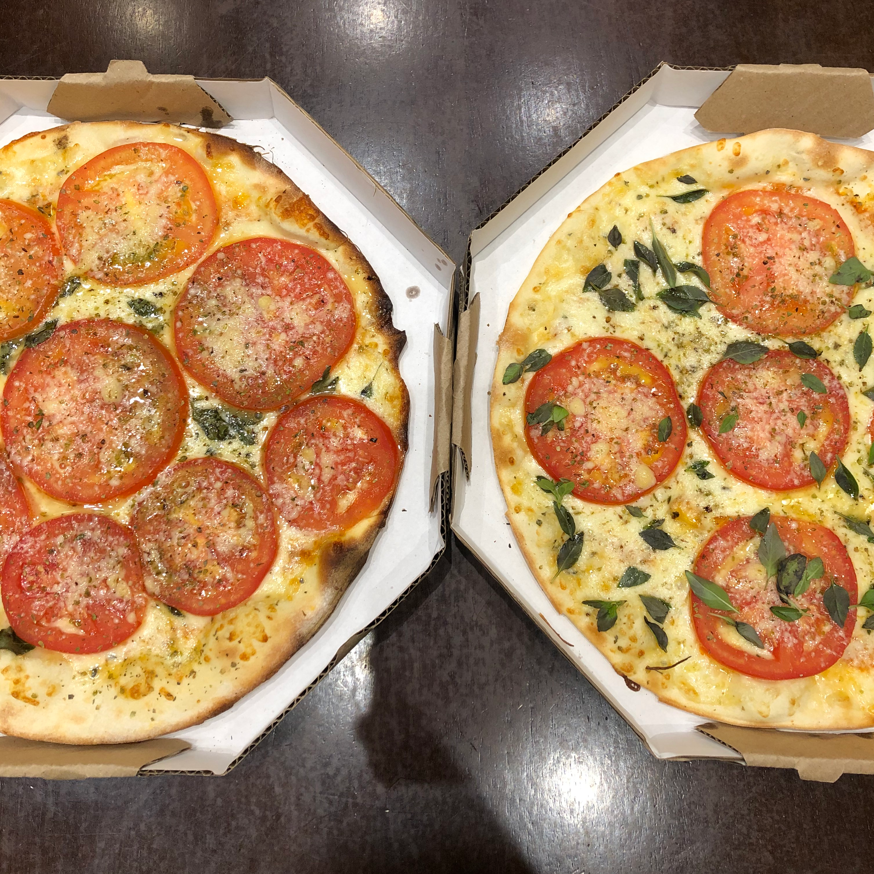 2 pizzas médias (30cm - 4 fatias) de R$85,98 por R$76,98 (consultar sabores)