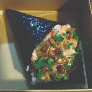Temaki salmão e shimeji