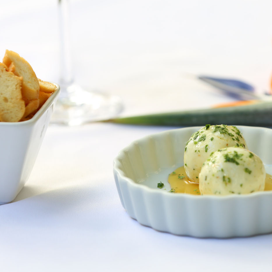 QUEIJO DE CABRA, MEL DE AZEITE E ERVAS, TORRADAS