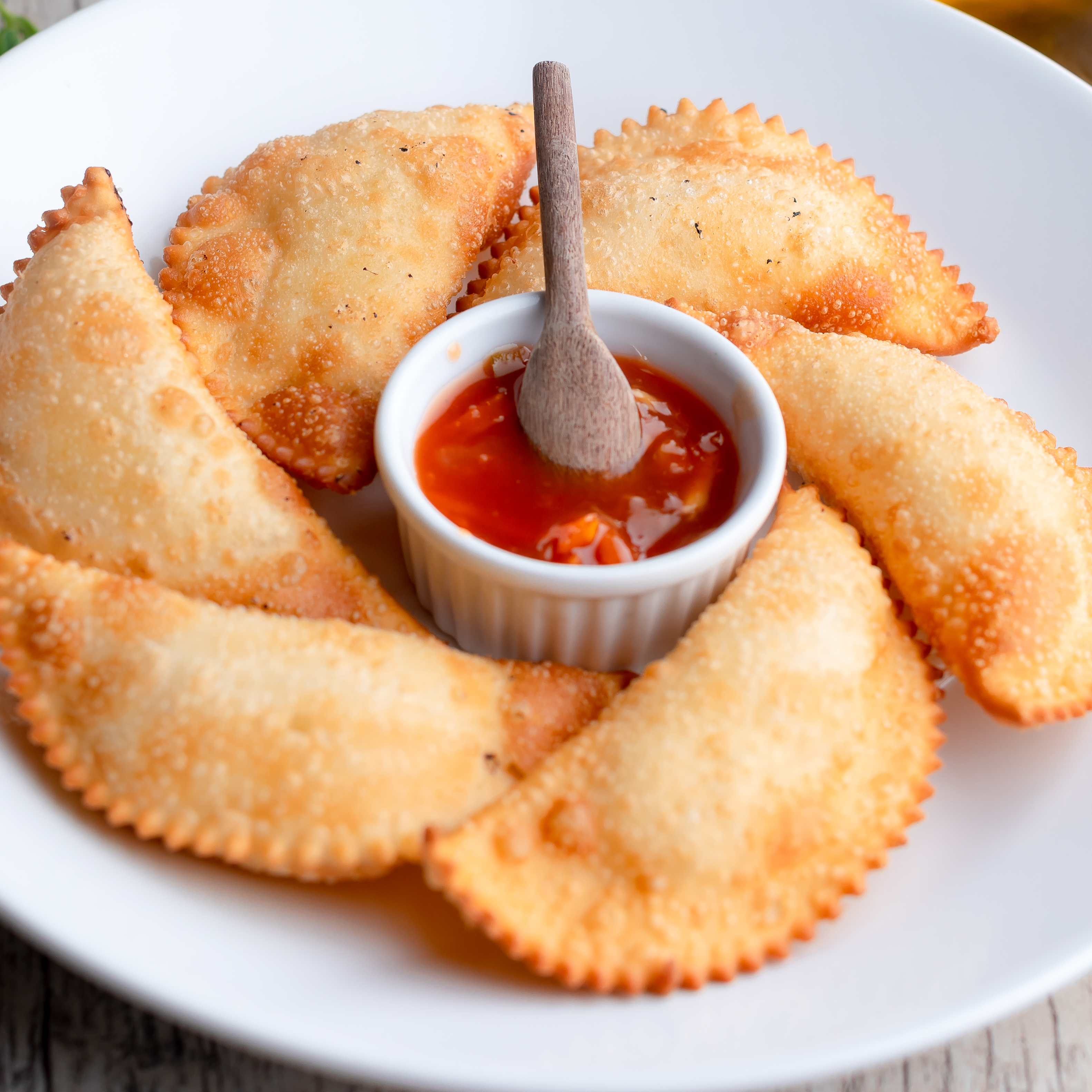 PASTEL DE QUEIJO MINAS MEIA CURA, REQUEIJÃO E ALHO PORÓ