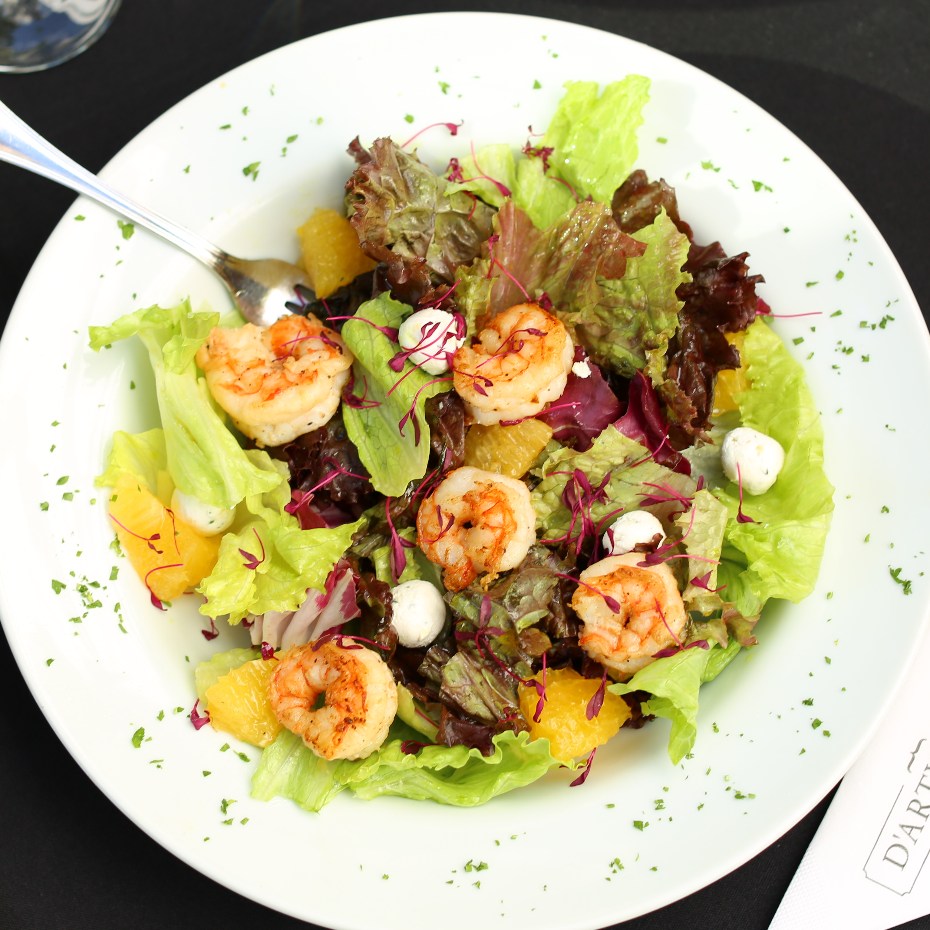SALADA DE FOLHAS VERDES E CAMARÃO