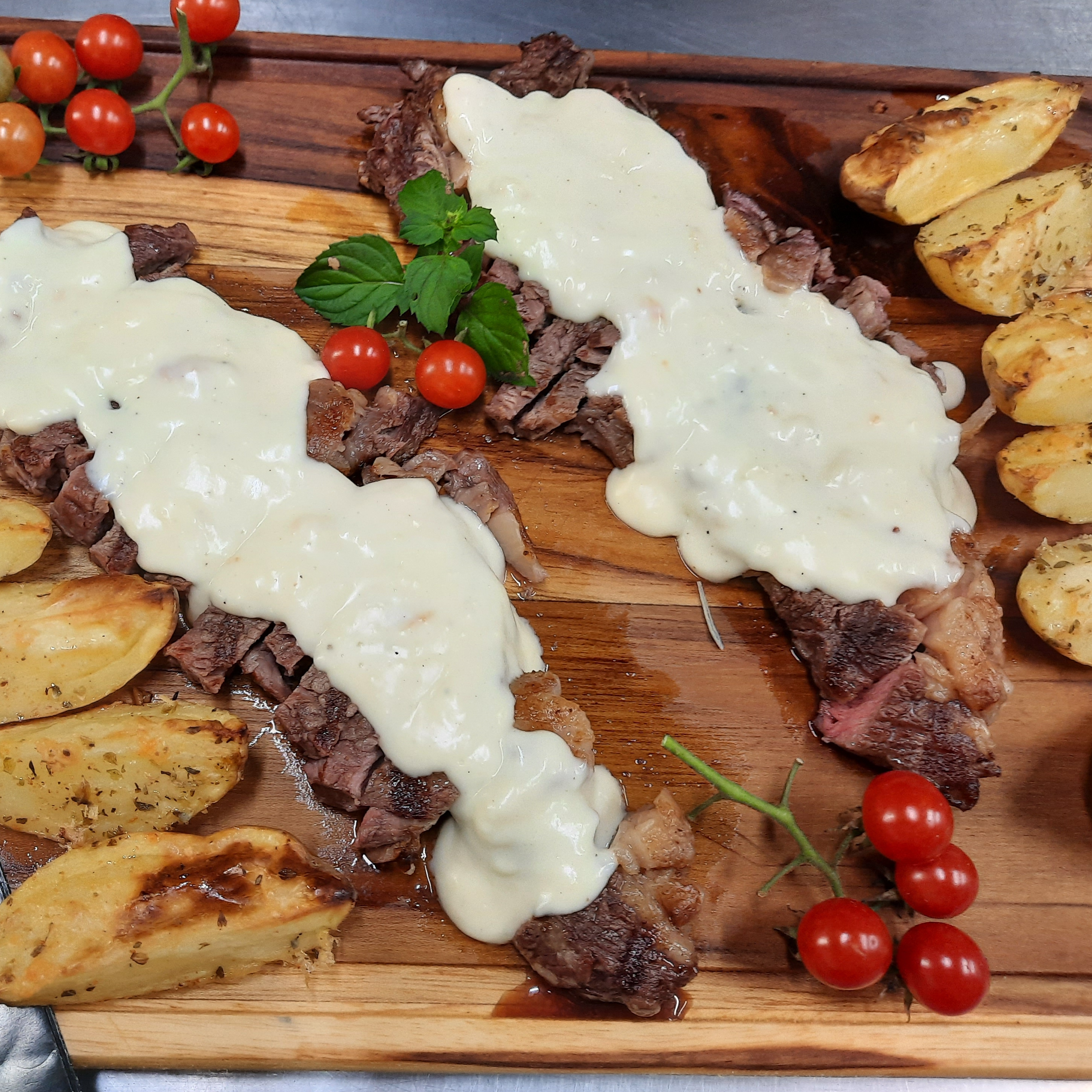 TIRAS DE ENTRECOTE AOS QUEIJOS + BATATA RÚSTICA