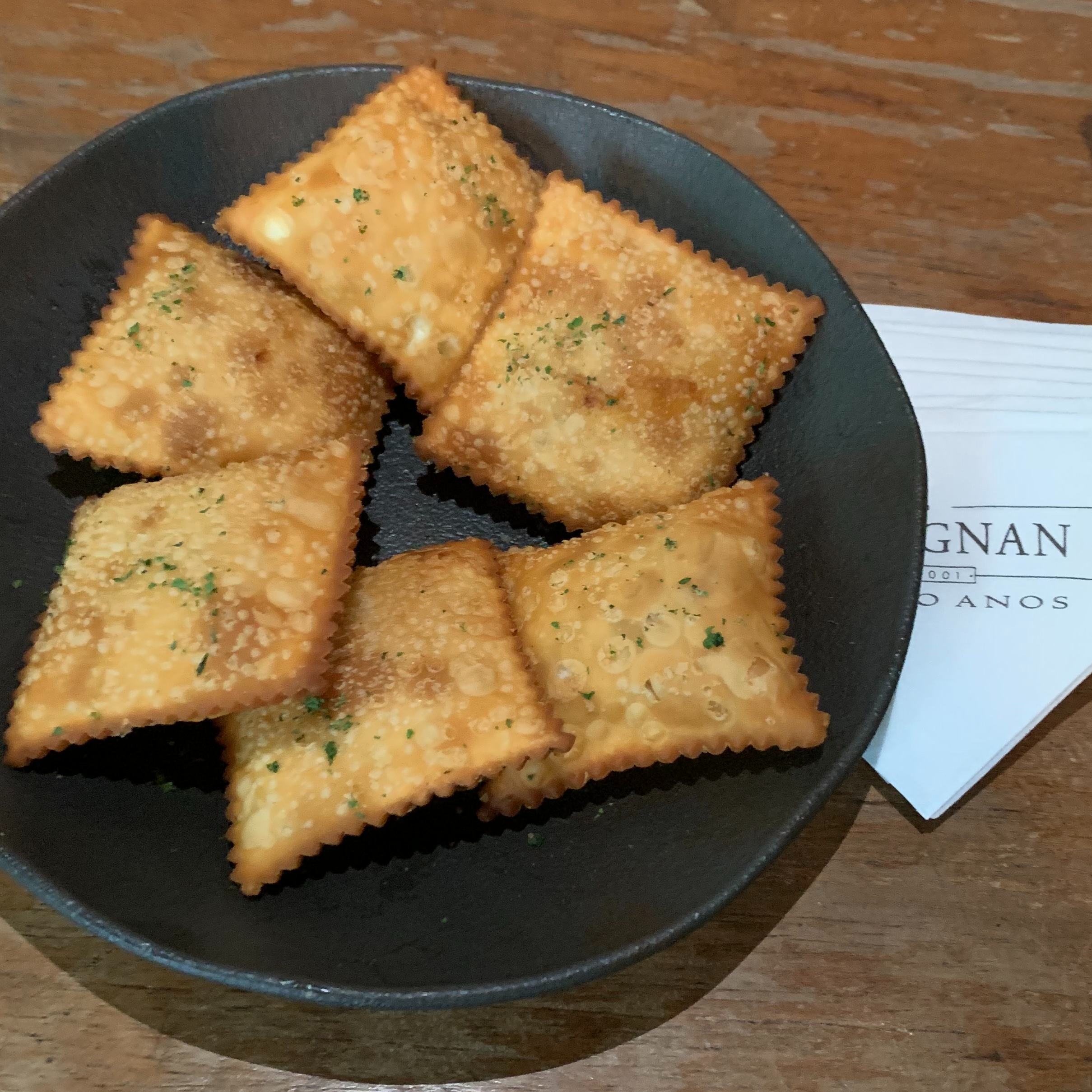 PASTÉIS DE LINGUIÇA E AZEITONAS VERDES