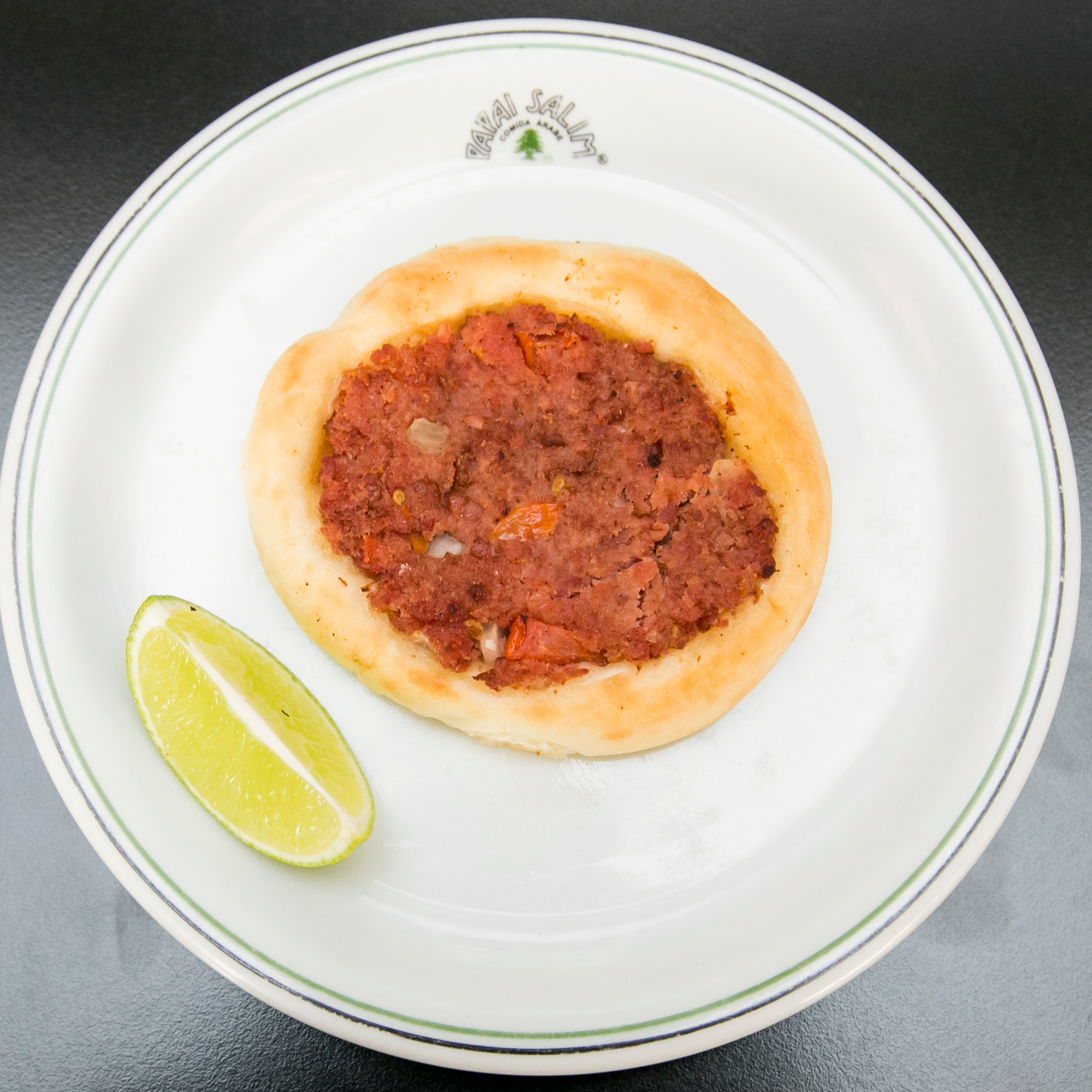 Esfiha aberta de calabresa