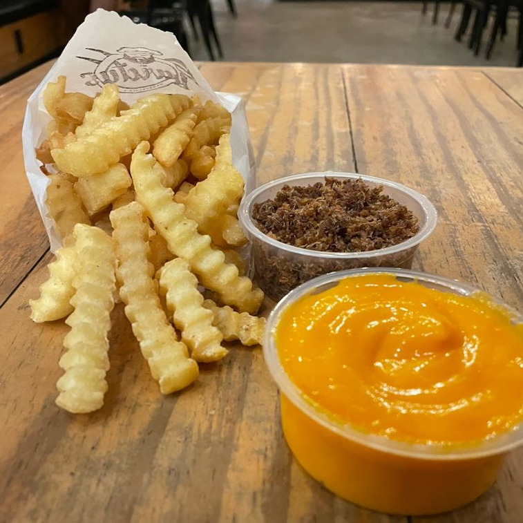 Batata Frita Crinkle com cheddar e bacon