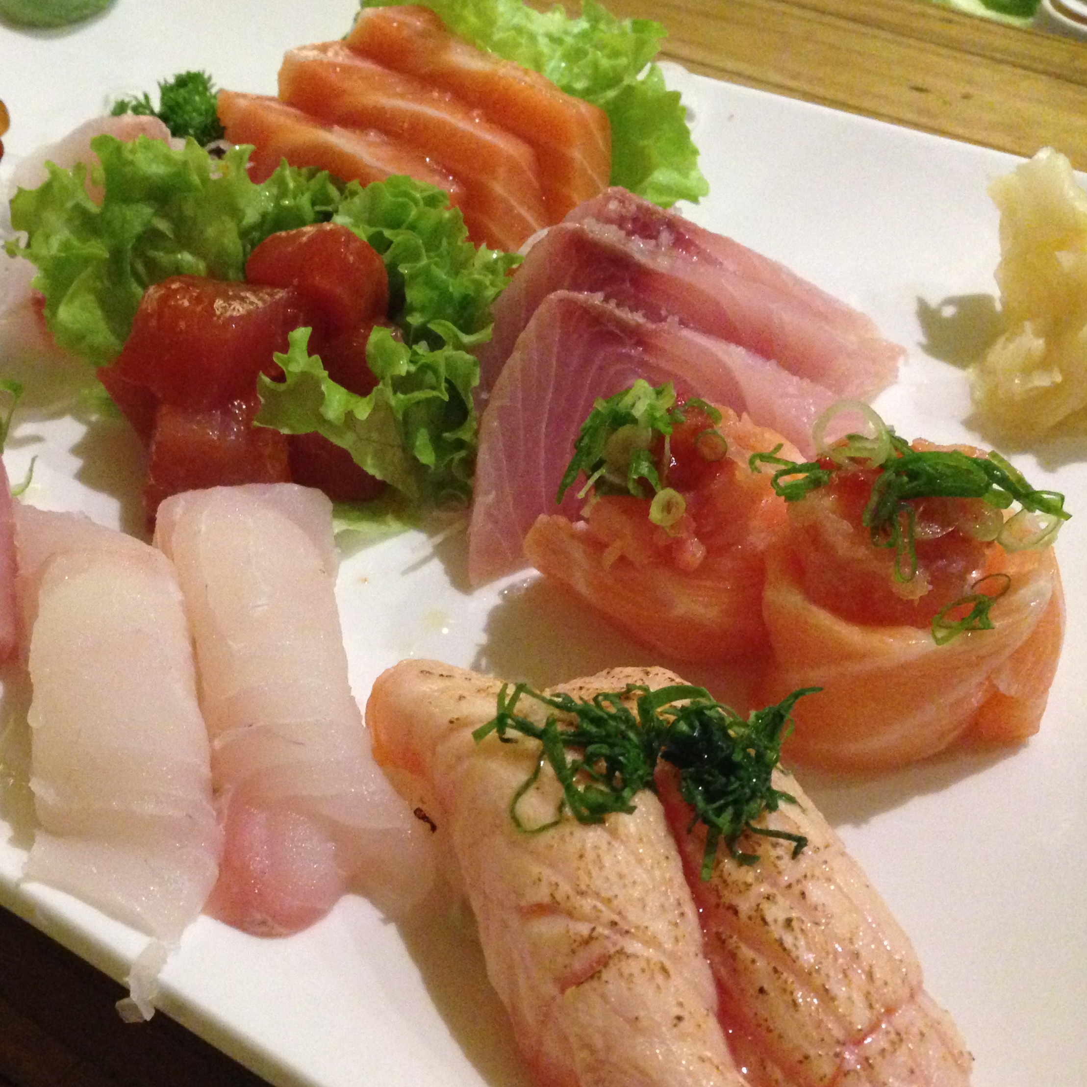 Combo 2 pessoas:  Sashimi Salmão Maçaricado 6 Pç + Combinado Zo 12 peças 