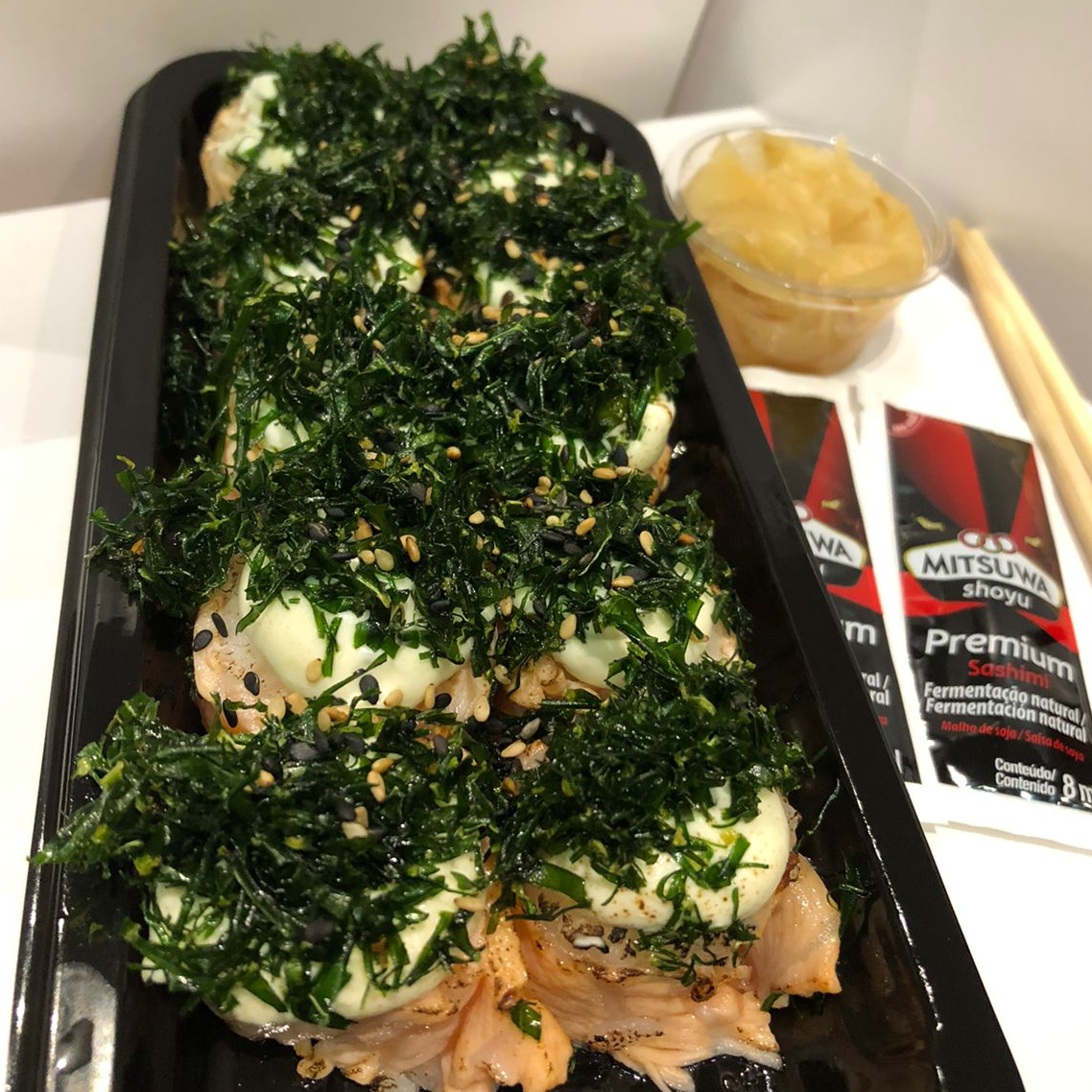 Sushi jhou flambado com couve crispy 