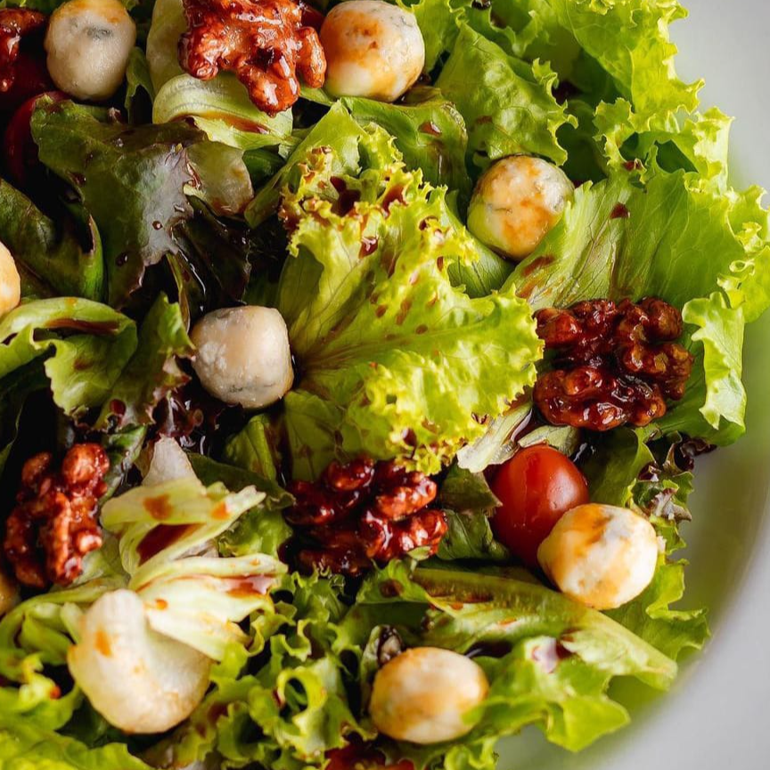 SALADA DE FOLHAS VERDES COM QUEIJO DE CABRA