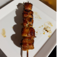 ESPETO DE CARNE COM BACON