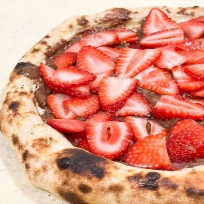 PIZZA DE NUTELLA COM MORANGO