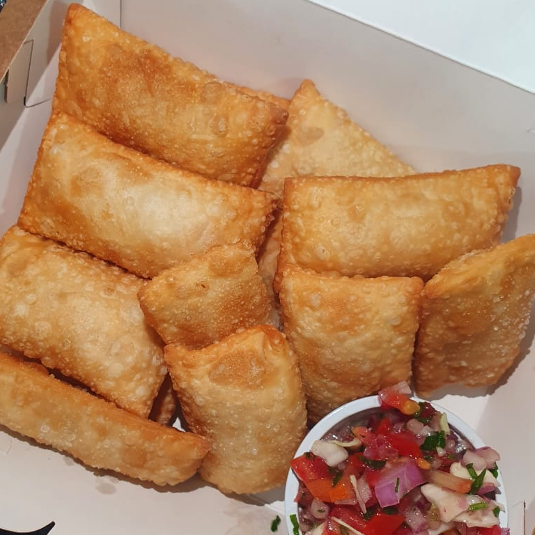 Porção de mini pastel de pizza