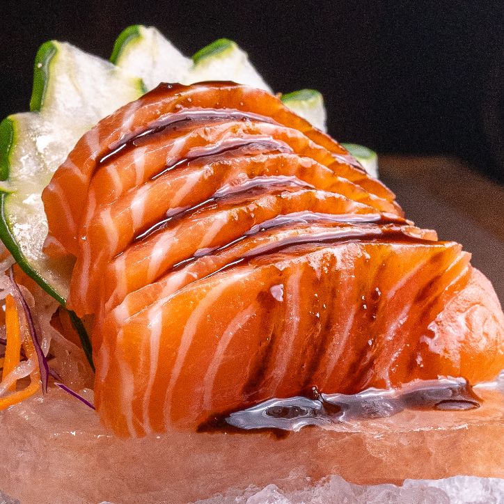 Sashimi de Salmão com Alho Negro (12 peças)