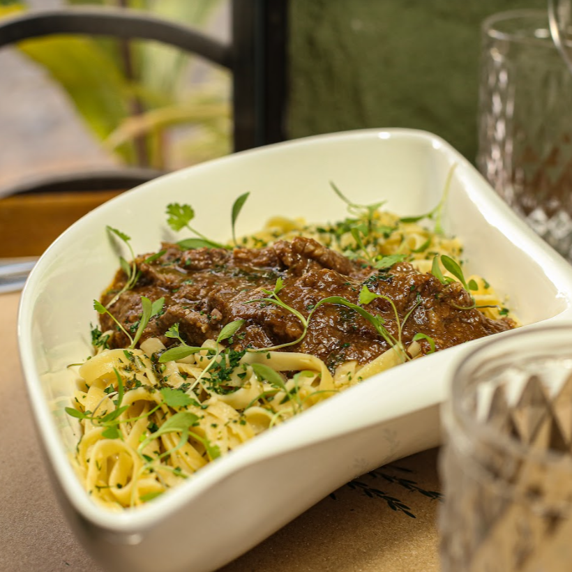 Fettuccine ao molho escuro e ragu de carnes (serve 3 à 4 pessoas)
