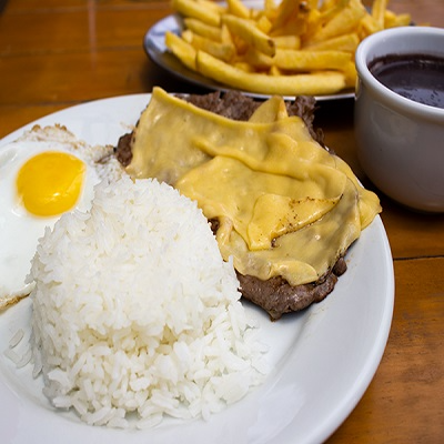 À la minuta de filé com queijo