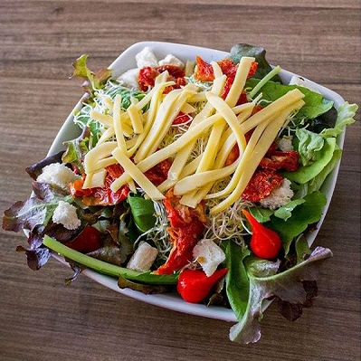 Salada imperial com frango xadrez