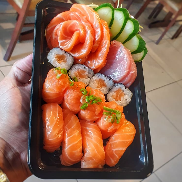 Combo salmão (17 peças) + 2 temakis + 8un de hot roll
