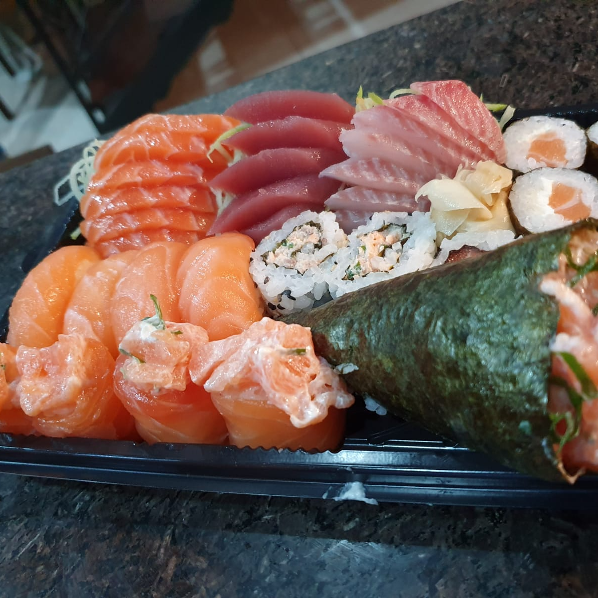 Combo 3 (20 peças) + 1 temaki skin (cortesia) + 1 refrigerante ou H2O