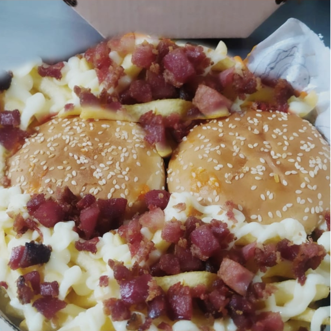 Combo na caixa de 25cm com 2 X Gulosos + batata catupiry e linguiça + 2 Guaracrac