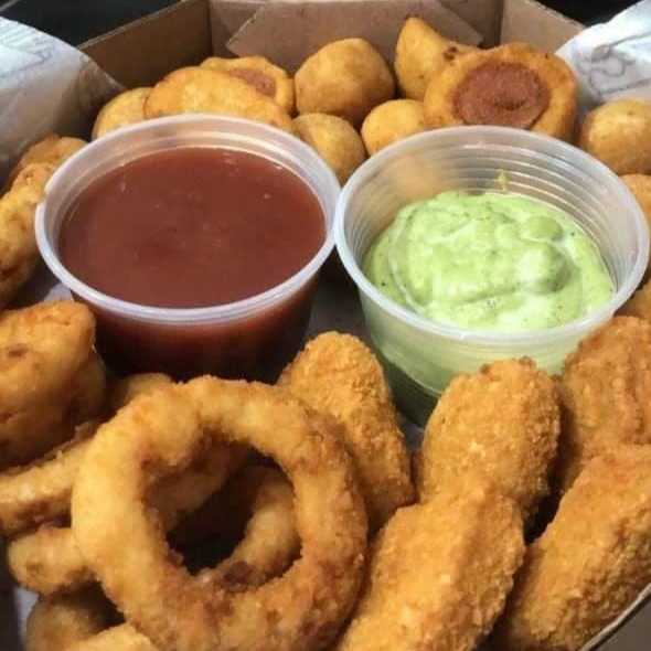 petisco misto 20cm com nuggets, aneis de cebola, salgadinhos e molhos