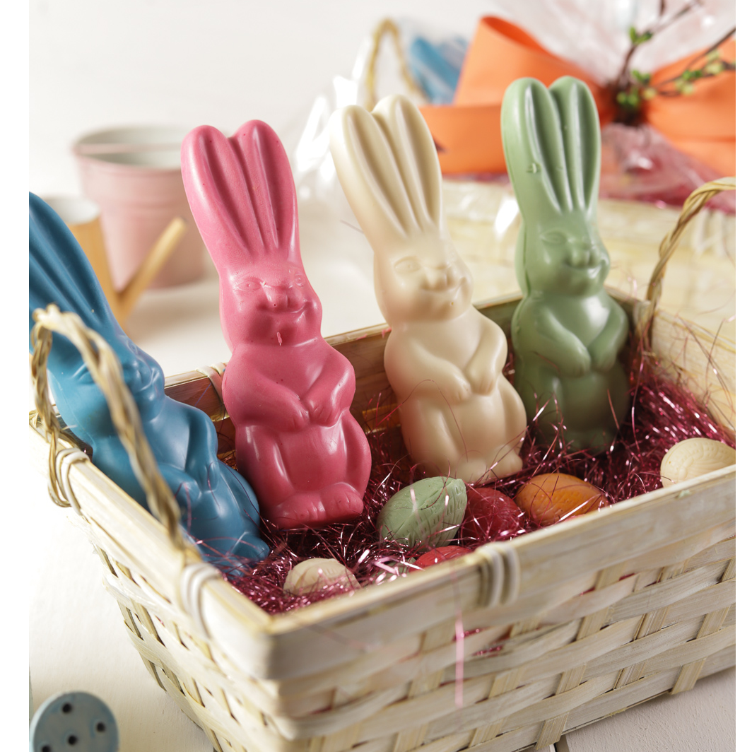 Cesta vime c/ 4 coelhinhos e mini ovinhos sortidos