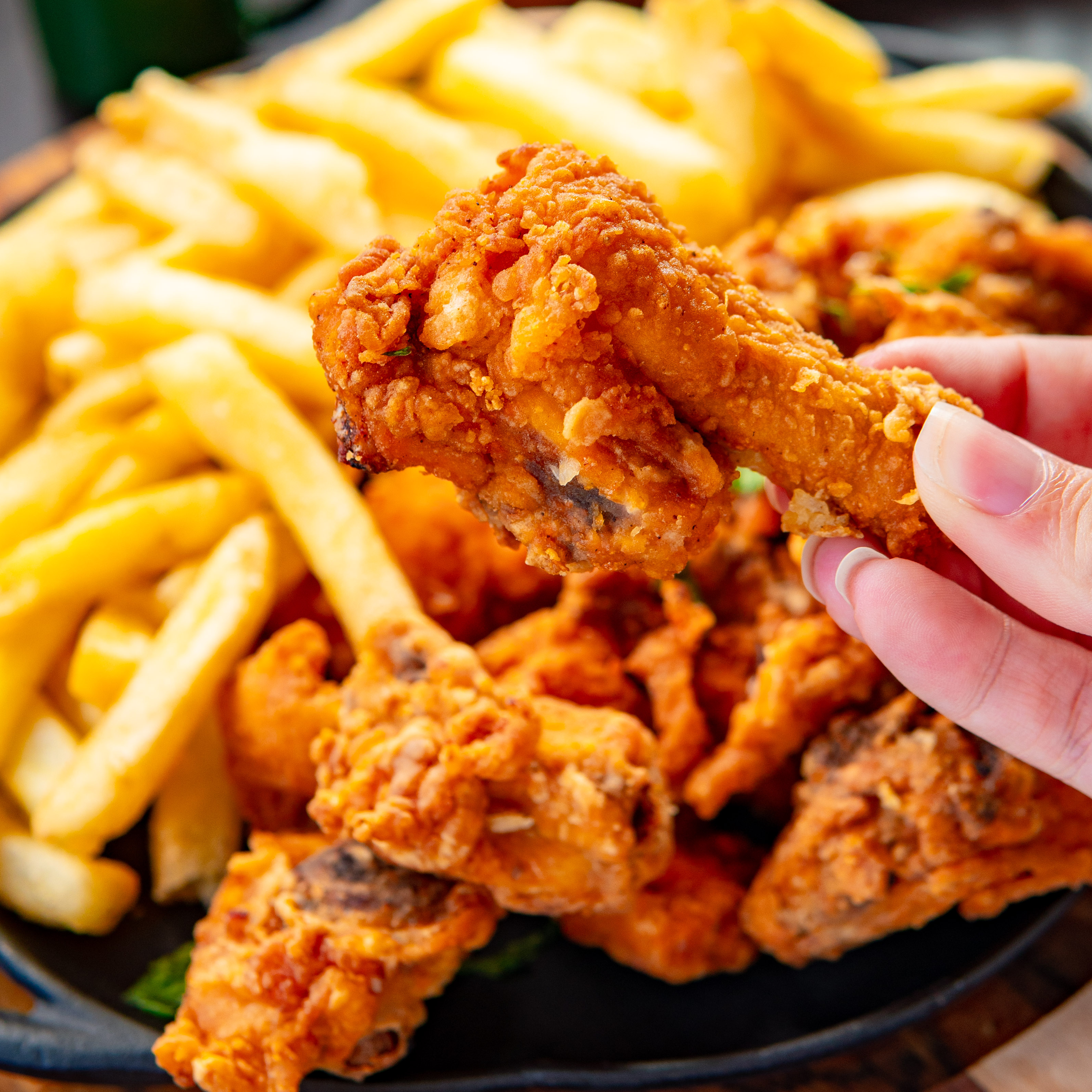 Frango à passarinha c/ fritas e molho barbecue 