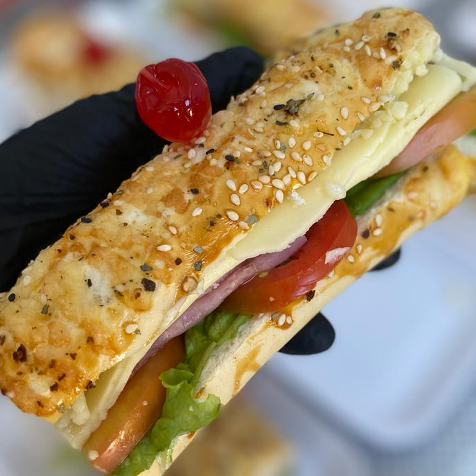  Lanche Natural de Peito de peru, Mussarela, tomate seco e alface