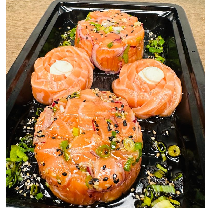 Tartar de salmão com 10 fatias de sashimi