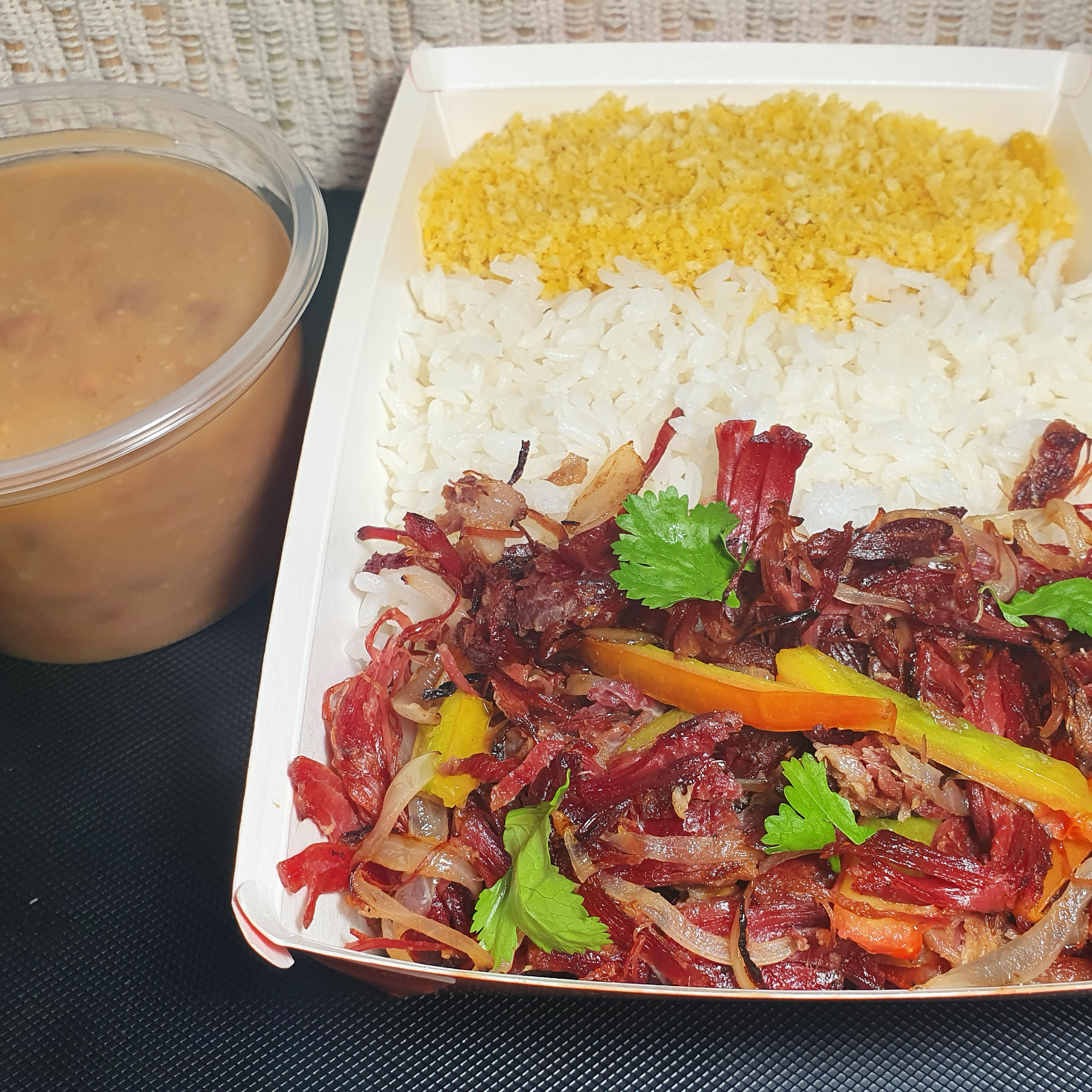 Carne seca acebolada na manteiga  de  garrafa