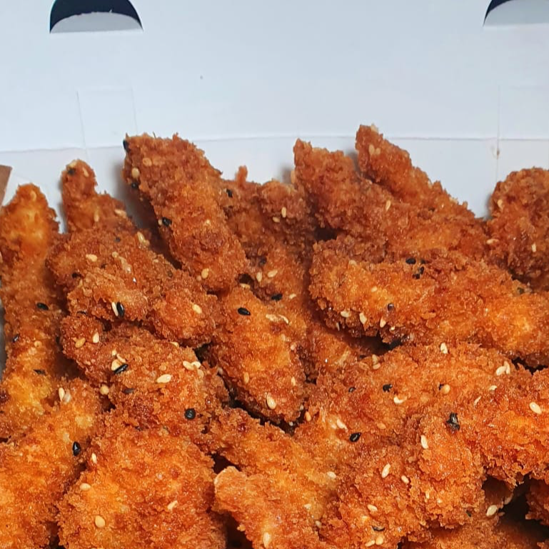 Porção de tiras de frango  a milanesa com gergelim