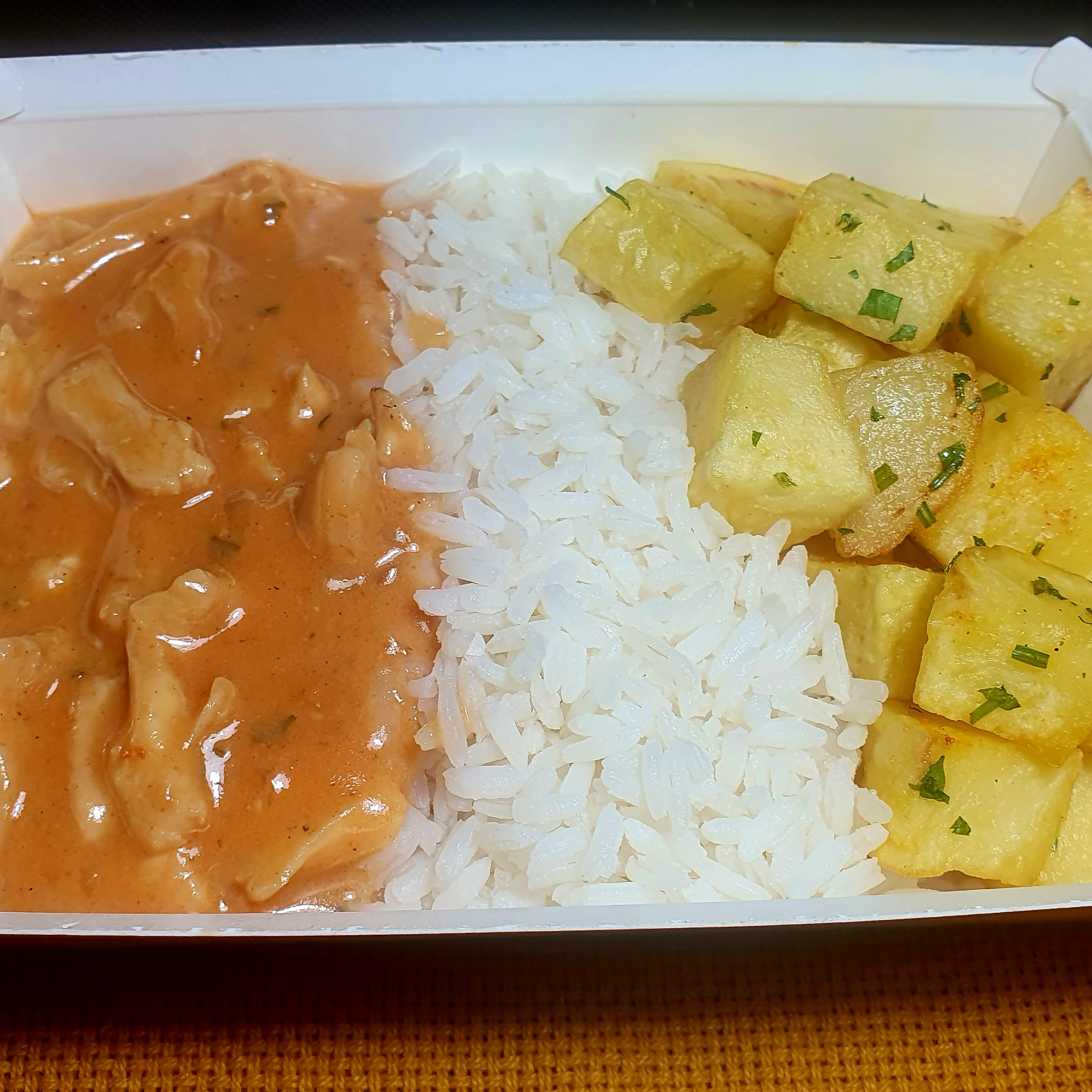 Strogonoff de frango com arroz branco e batata sauté / CONGELADO