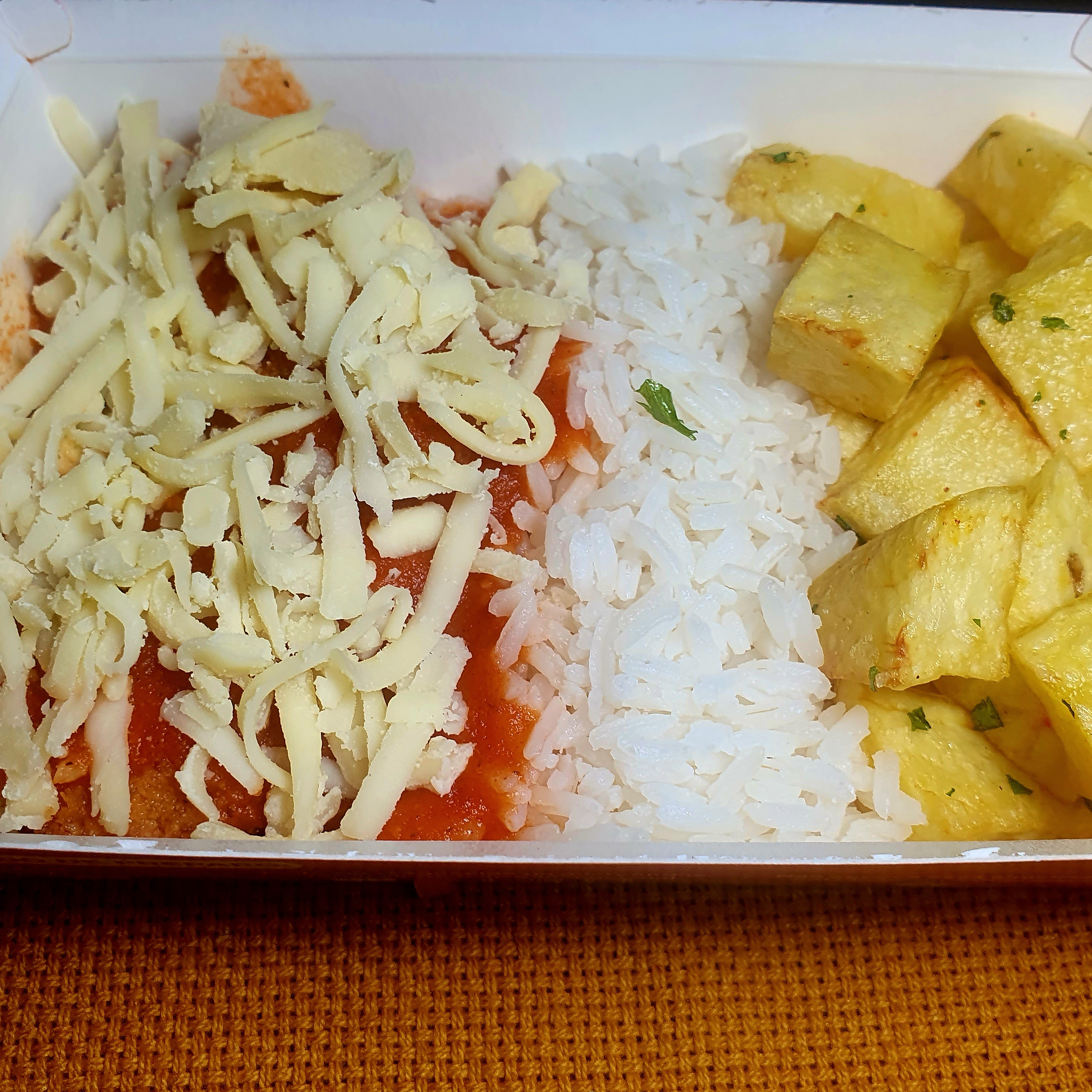 Parmegiana de frango com arroz e batata sautê / CONGELADO