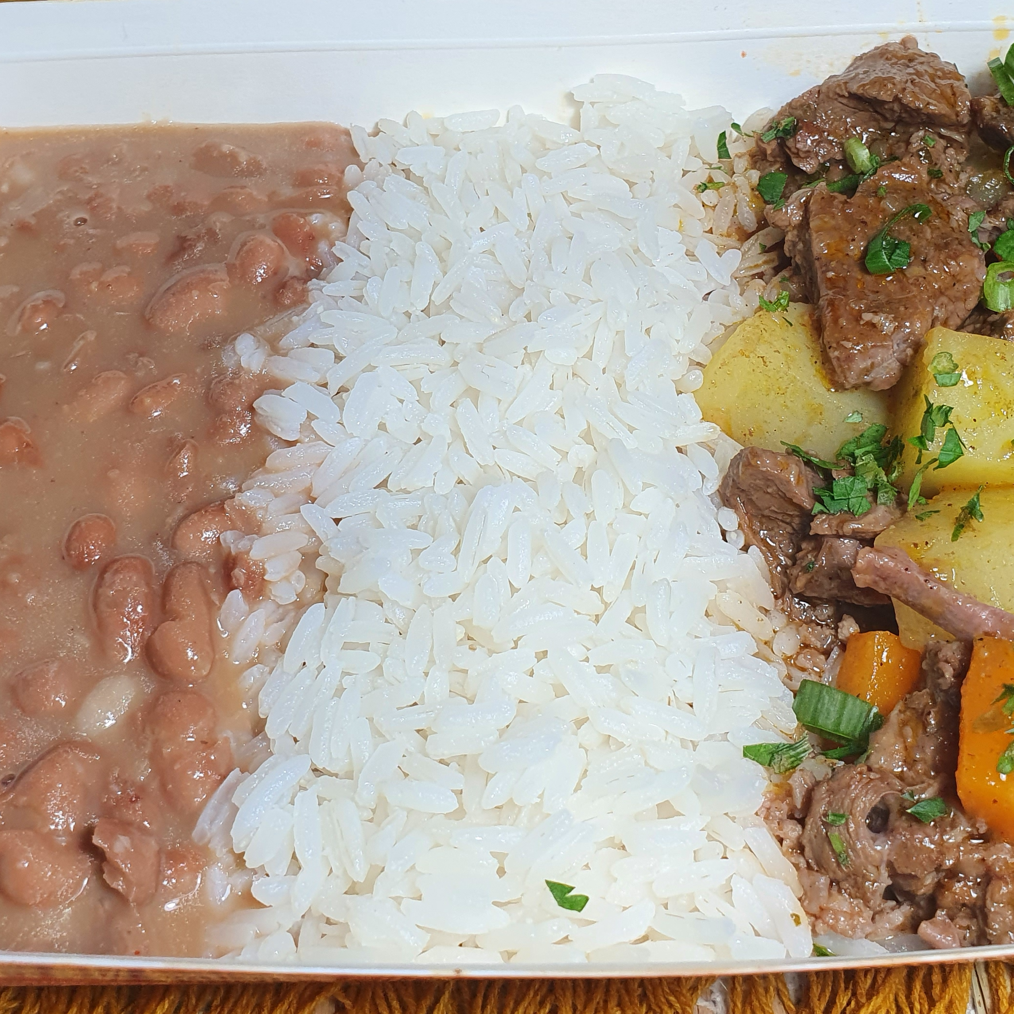 Picadinho de carne com batata com arroz branco e feijão / CONGELADO