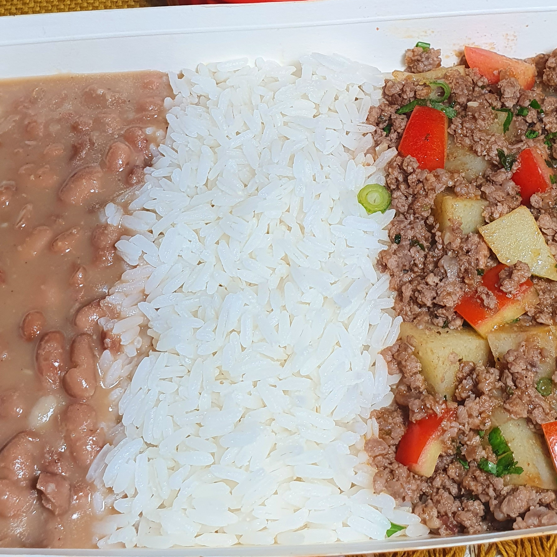 Carne moída com batata ao molho de tomate fresco com arroz e feijão / CONGELADO