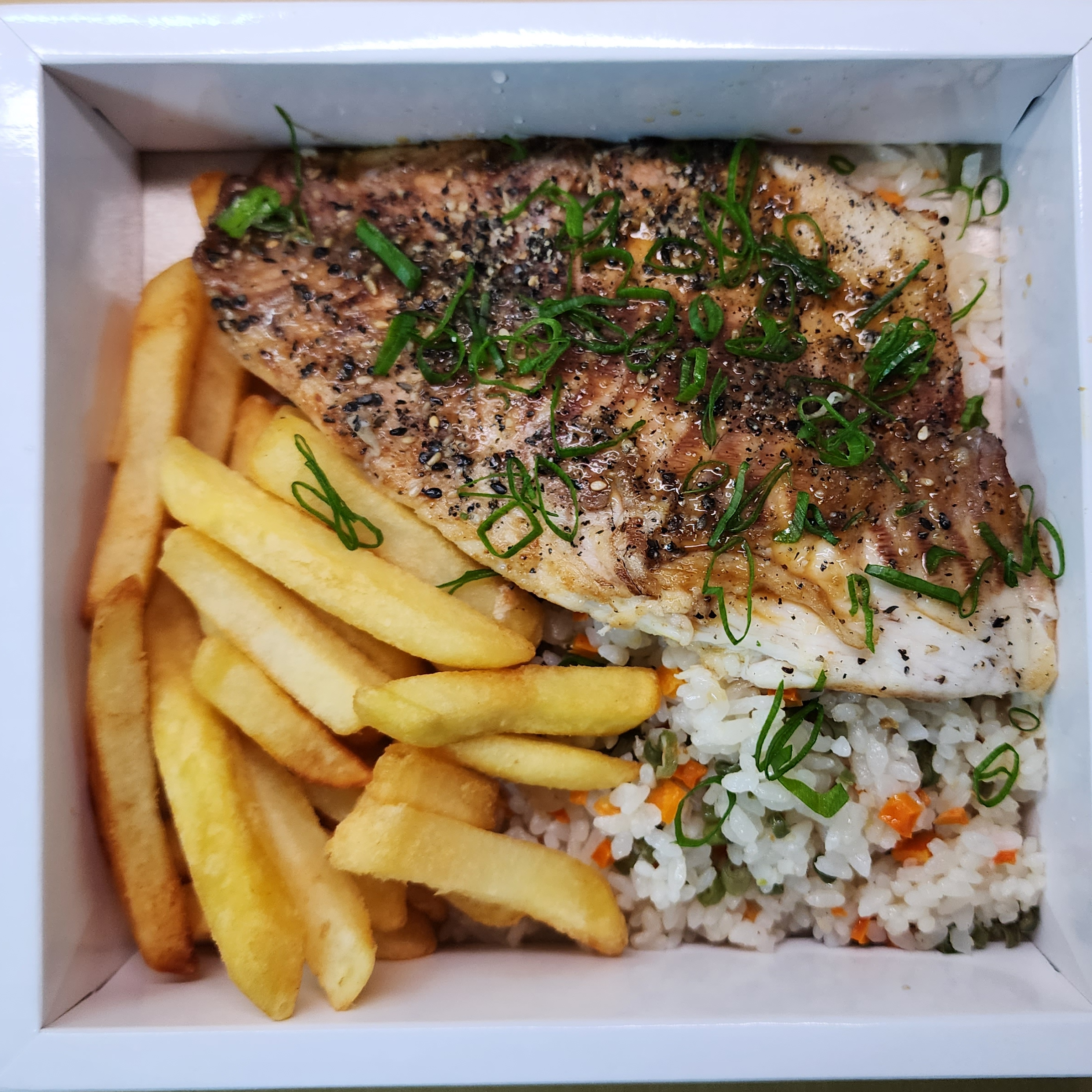 Filé de tilápia grelhado + sobremesa