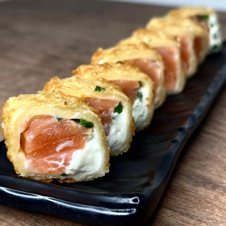Likasan especial cru - Massa de pastel, enrolada no salmão cru, com cream cheese e cebolinha - 10 unidades