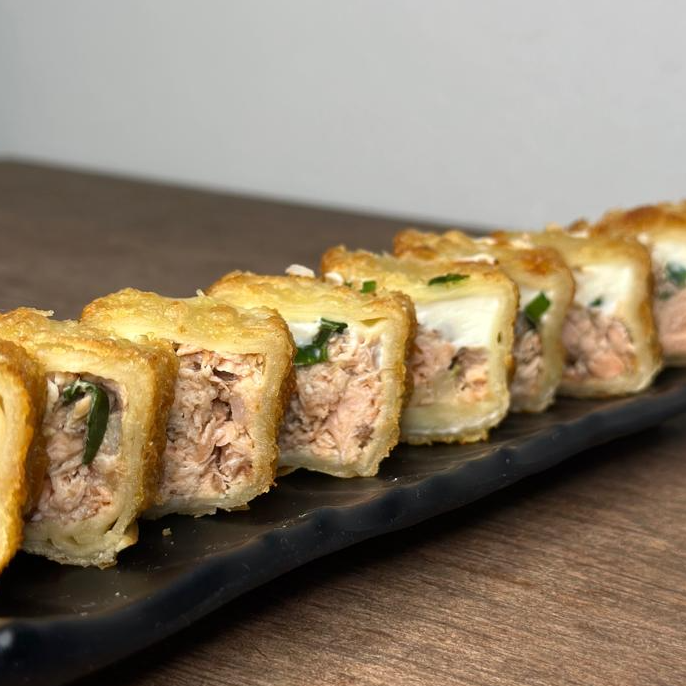 Likasan especial grelhado - Massa de pastel, enrolada no salmão grelhado, com cream cheese e cebolinha - 10 unidades