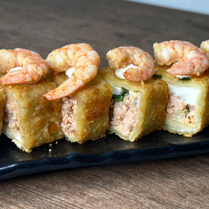 Likasan especial grelhado com camarão- Massa de pastel, enrolada no salmão grelhado, com cream cheese e cebolinha - 10 